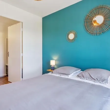 Cosy 40m With Terrace In *
